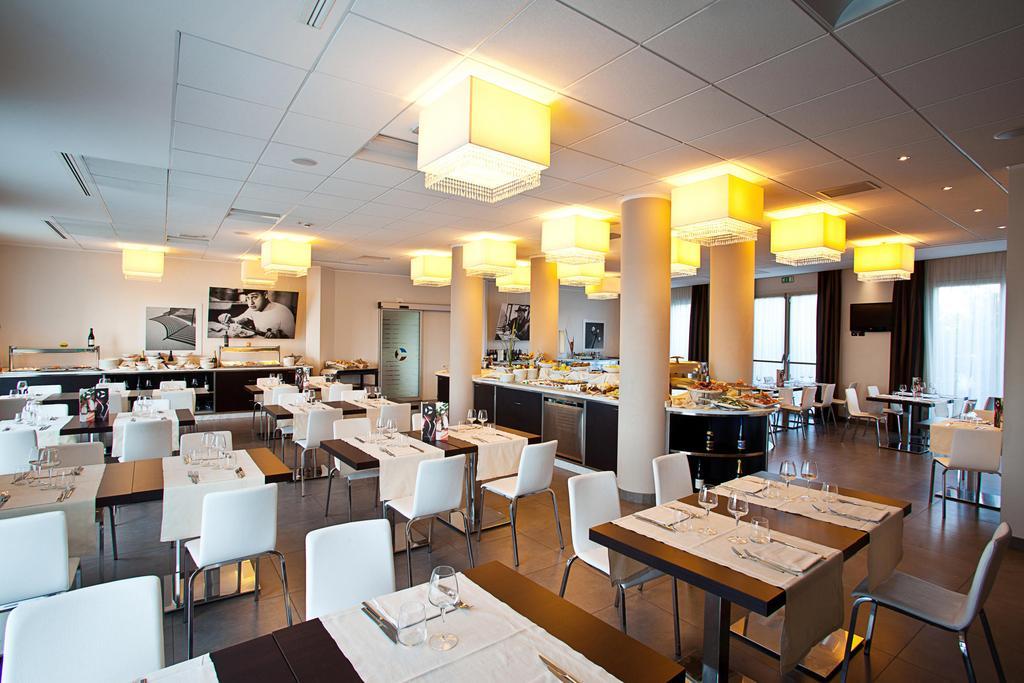 Hotel Fiera Rimini Buitenkant foto